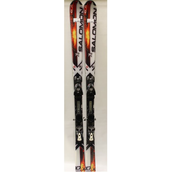 SKIS ALPINS USAGÉS PHOTO À TITRE INDICATIF SKIS ALPINS USAGÉS PHOTO À TITRE INDICATIF